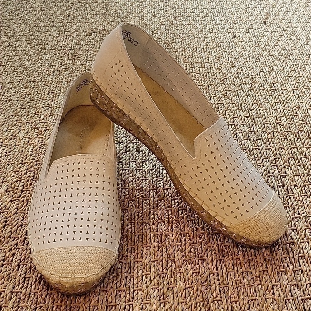 BELA VITA white slip-on platform espidrilles w/die cut triangles.  Size is 7.5 W - Picture 2 of 10